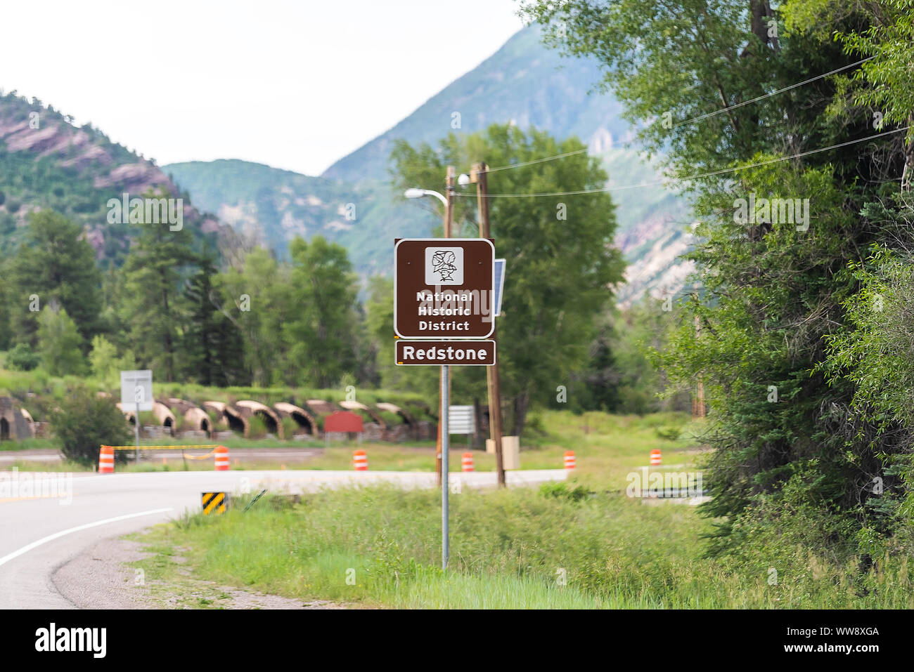 Redstone, USA - Juli 1, 2019: Highway 133 in Colorado im Sommer mit Zeichen für National Historic District und Kokereien Stockfoto