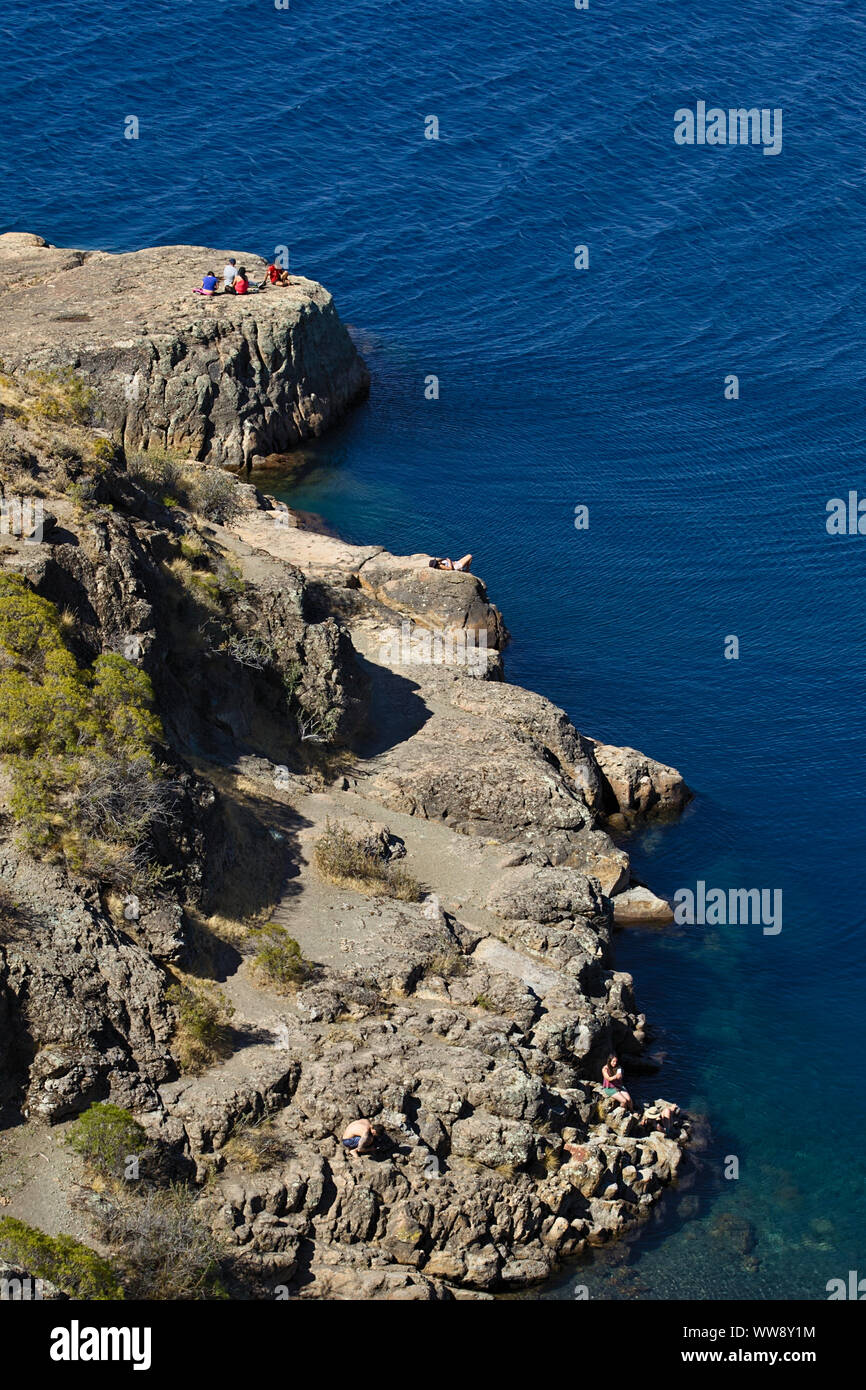 CHILE CHICO, CHILE - 21. FEBRUAR 2016: Unbekannter Menschen auf felsigen Küstenlinie entlang Lago General Carrera See in der Nähe der kleinen Stadt von Chile Chico Stockfoto