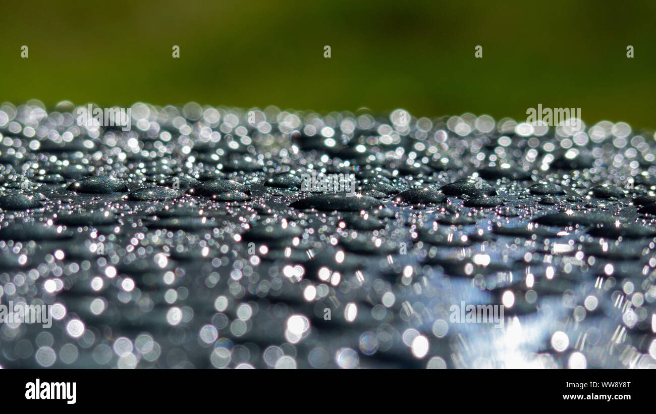 Wassertropfen nach Regen auf Auto in der Nacht. Stockfoto