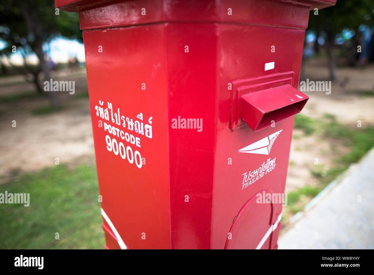 Antike roten Briefkasten mit bokeh Hintergrund in Songkhla Thailand Asien gefunden Stockfoto