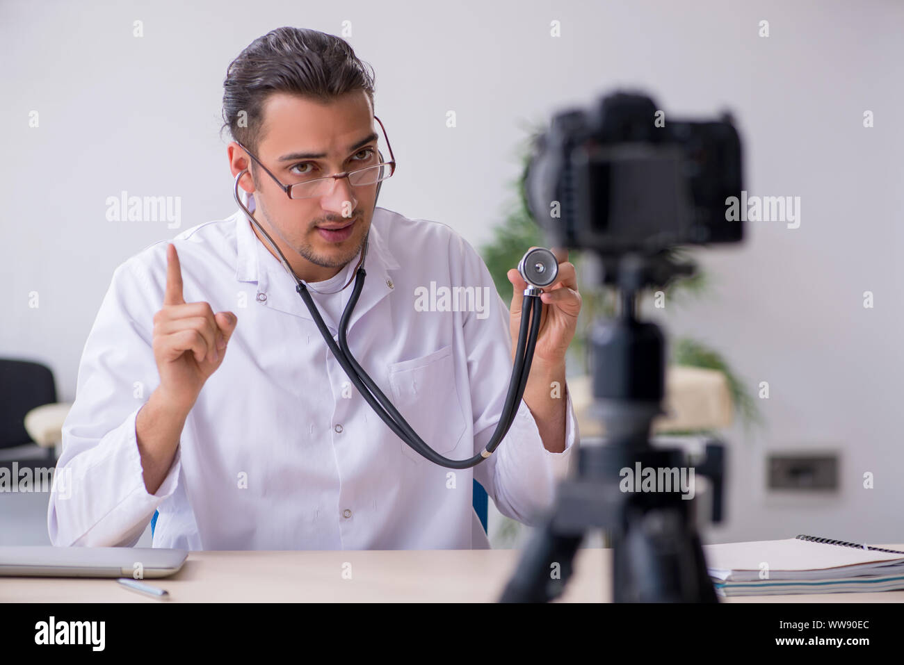 Die jungen männlichen Arzt Aufnehmen von Video für seinen Blog Stockfoto