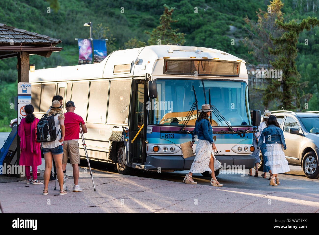 Aspen, USA - Juli 4, 2019: Snowmass Village Stadt Sommer in Colorado obere Dorf mit Shuttle Bus stop und Menschen Stockfoto