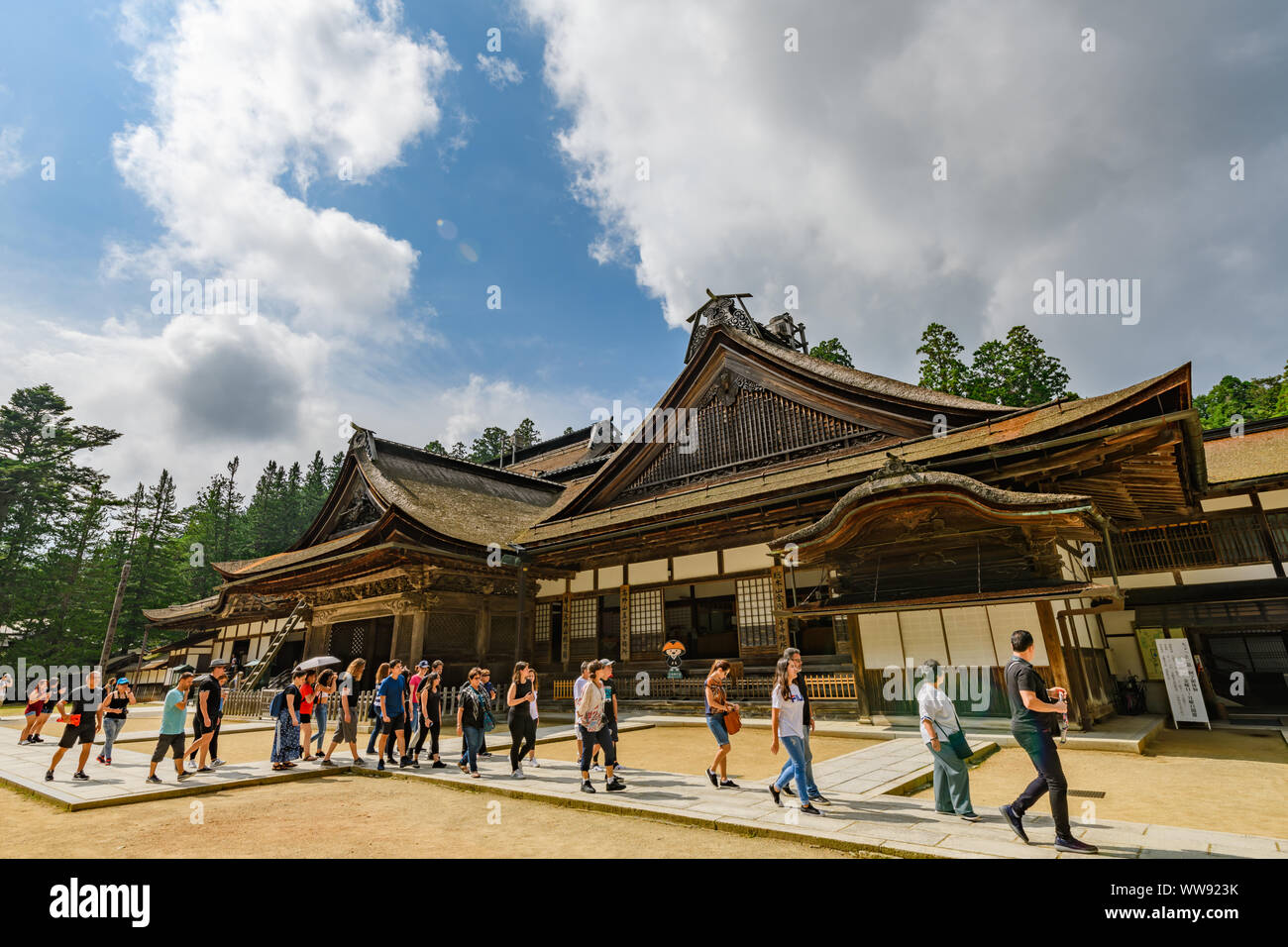 Wakayama, Japan - 23. Juli 2019: Touristen besuchen das Weltkulturerbe in Mount Koyasan. Stockfoto