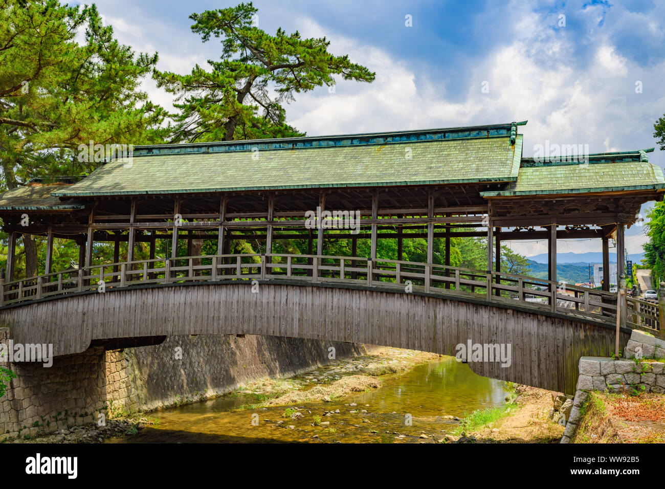 Alte Holzbrücke Kanakura Sayabashi Brücke über Fluss, Kotohira, Kagawa, Japan. Stockfoto