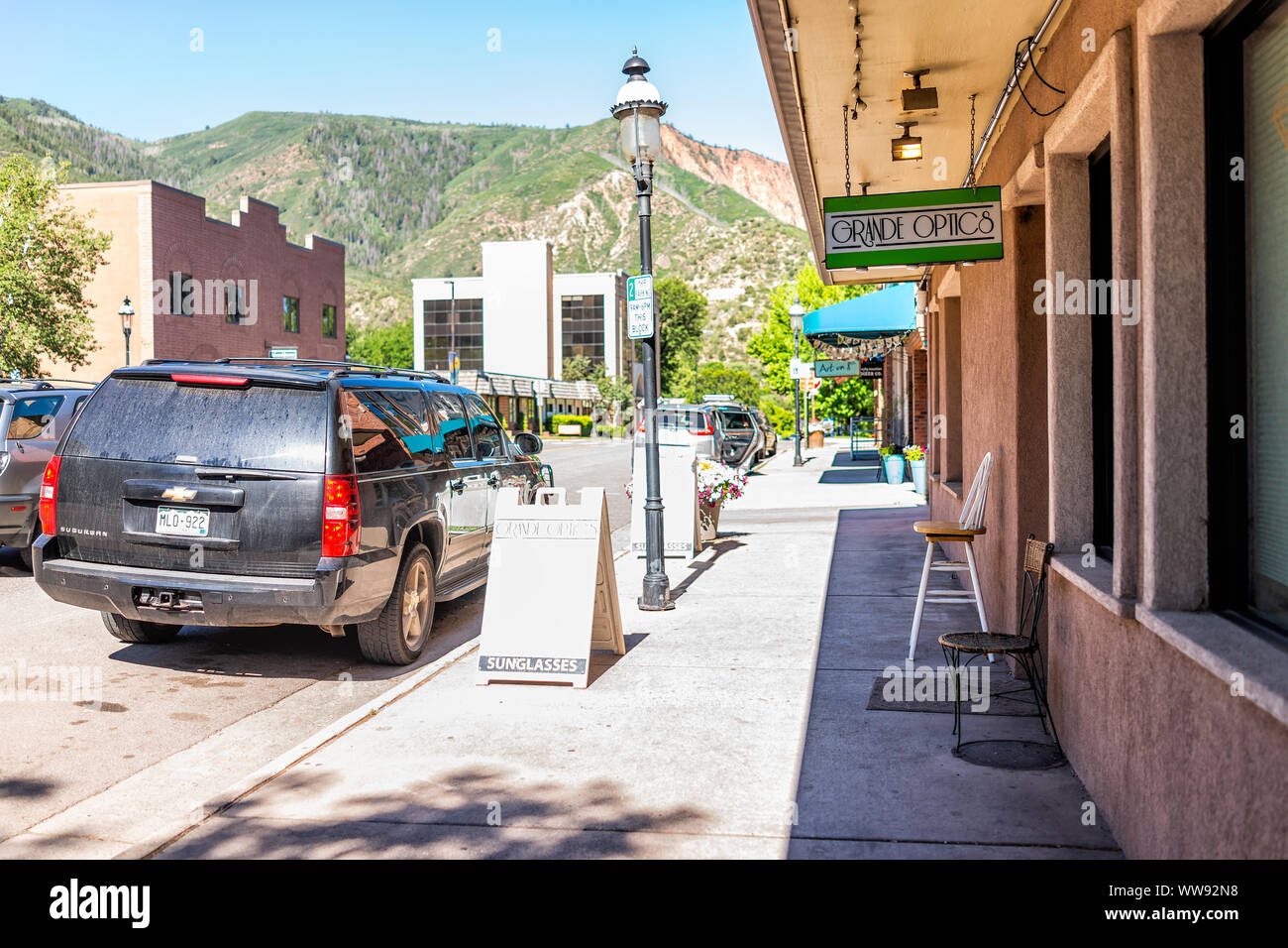 Glenwood Springs, USA - 10. Juli 2019: historische Innenstadt Sommer Straße in Colorado mit Zeichen für Geschäfte in der 8th Street Stockfoto