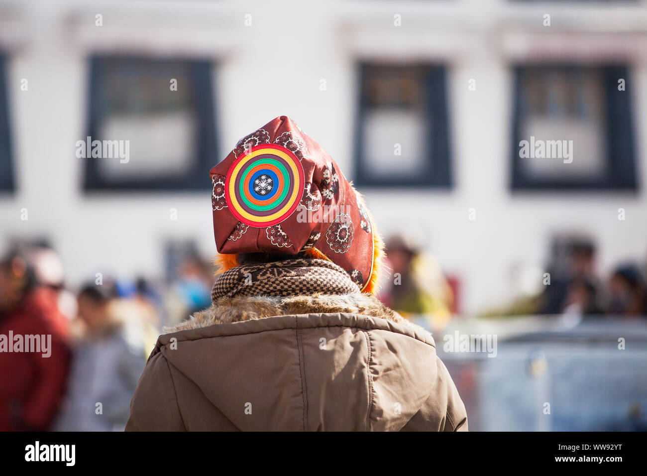 Ein pilger Tragen eines traditionellen tibetischen Hut Spaziergänge die Kora - eine Art Wallfahrt, um den Jokhang Tempel in Lhasa, Tibet. Stockfoto