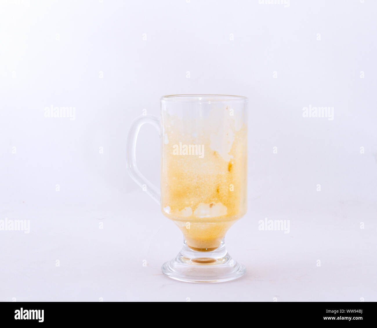 Ein transparentes Glas Kaffeetasse auf eine weiße Fläche Bild mit Kopie Raum im Querformat isoliert Stockfoto
