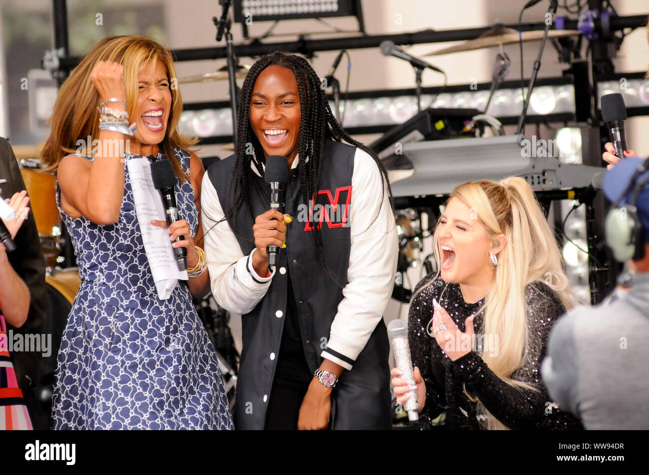 New York, Vereinigte Staaten. 13 Sep, 2019. (L - R) Hoda Kotb, Coco Gauff und Meghan Trainor sind im Rockefeller Center in New York City gesehen. Credit: SOPA Images Limited/Alamy leben Nachrichten Stockfoto