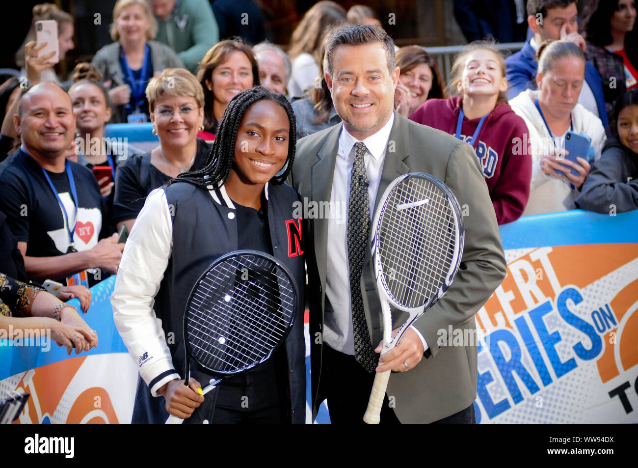 New York, Vereinigte Staaten. 13 Sep, 2019. (L - R) Coco Gauff und Carson Daly werden gesehen, wie Meghan Trainor am Rockefeller Center in New York City führt. Credit: SOPA Images Limited/Alamy leben Nachrichten Stockfoto