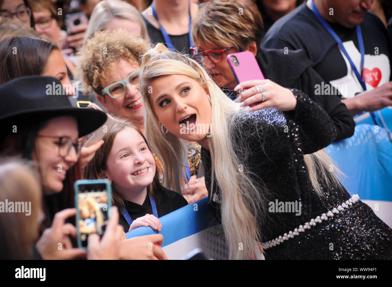 New York, Vereinigte Staaten. 13 Sep, 2019. Meghan Trainor nimmt Fotos mit Fans am Rockefeller Center in New York City. Credit: SOPA Images Limited/Alamy leben Nachrichten Stockfoto