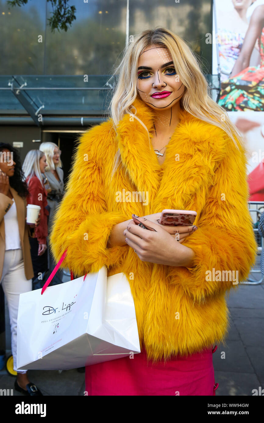 London, Großbritannien. 13 Sep, 2019. Ein fashion Enthusiast ist gesehen, ein modischer Mantel an der London Fashion Week. Credit: SOPA Images Limited/Alamy leben Nachrichten Stockfoto