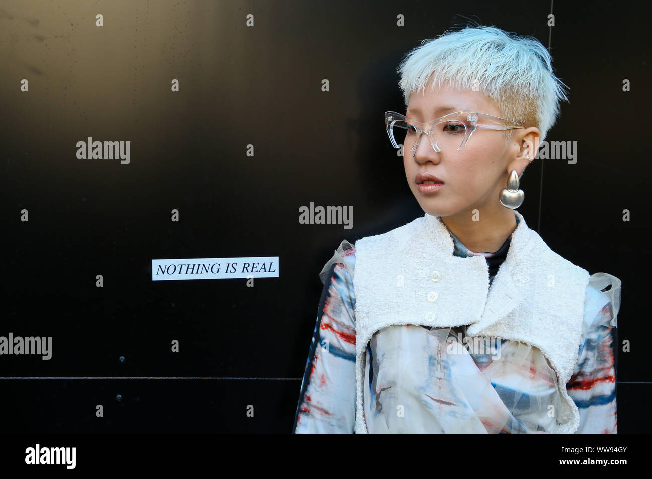 London, Großbritannien. 13 Sep, 2019. Ein fashion Enthusiast ist gesehen, modische Outfit auf der London Fashion Week. Credit: SOPA Images Limited/Alamy leben Nachrichten Stockfoto