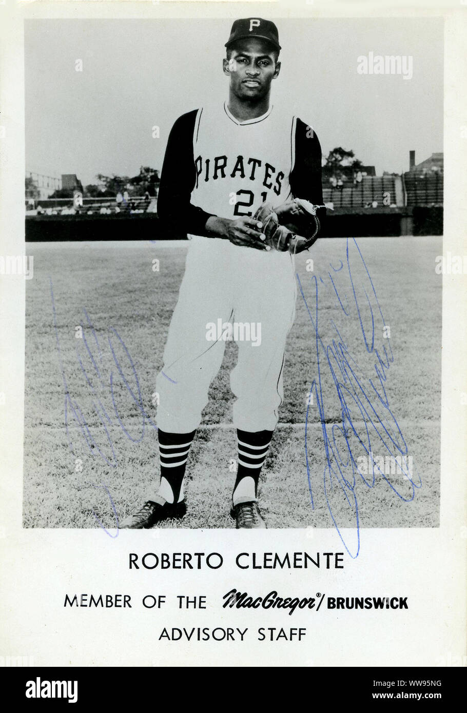 Handsignierte Foto von Roberto Clemente als Hall of Fame Baseball Spieler mit den Pittsburgh Pirates in den 1950er und 60er Jahren, die auf tragische Weise starb bei einem Flugzeugabsturz Bereitstellung von Nothilfe in seine Heimat Puerto Rico. Stockfoto