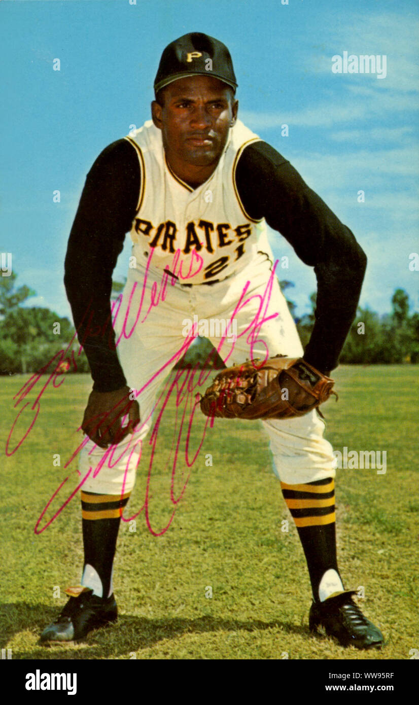 Handsignierte Foto von Roberto Clemente als Hall of Fame Baseball Spieler mit den Pittsburgh Pirates in den 1950er und 60er Jahren, die auf tragische Weise starb bei einem Flugzeugabsturz Bereitstellung von Nothilfe in seine Heimat Puerto Rico. Stockfoto