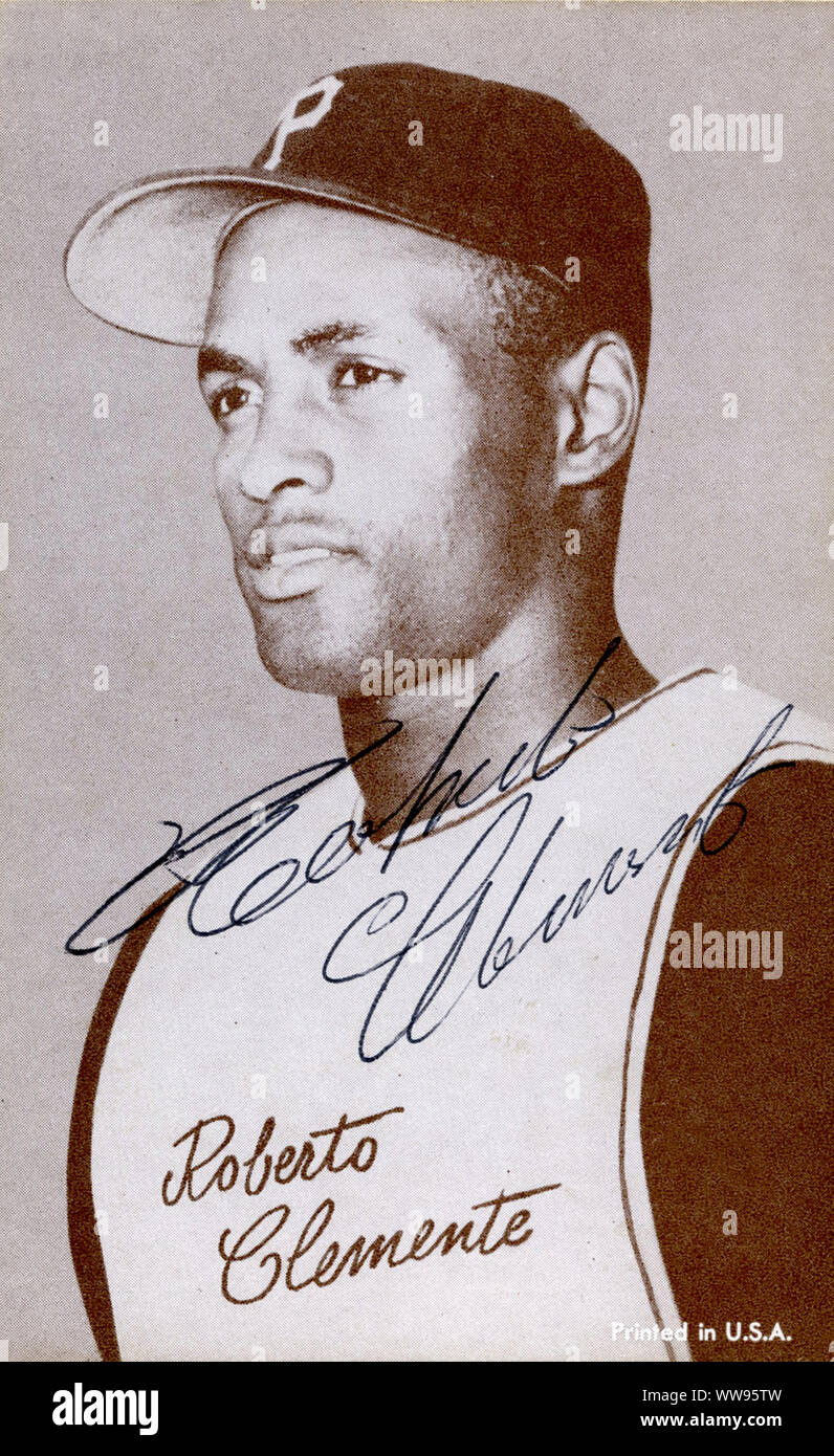 Handsignierte Foto von Roberto Clemente als Hall of Fame Baseball Spieler mit den Pittsburgh Pirates in den 1950er und 60er Jahren, die auf tragische Weise starb bei einem Flugzeugabsturz Bereitstellung von Nothilfe in seine Heimat Puerto Rico. Stockfoto