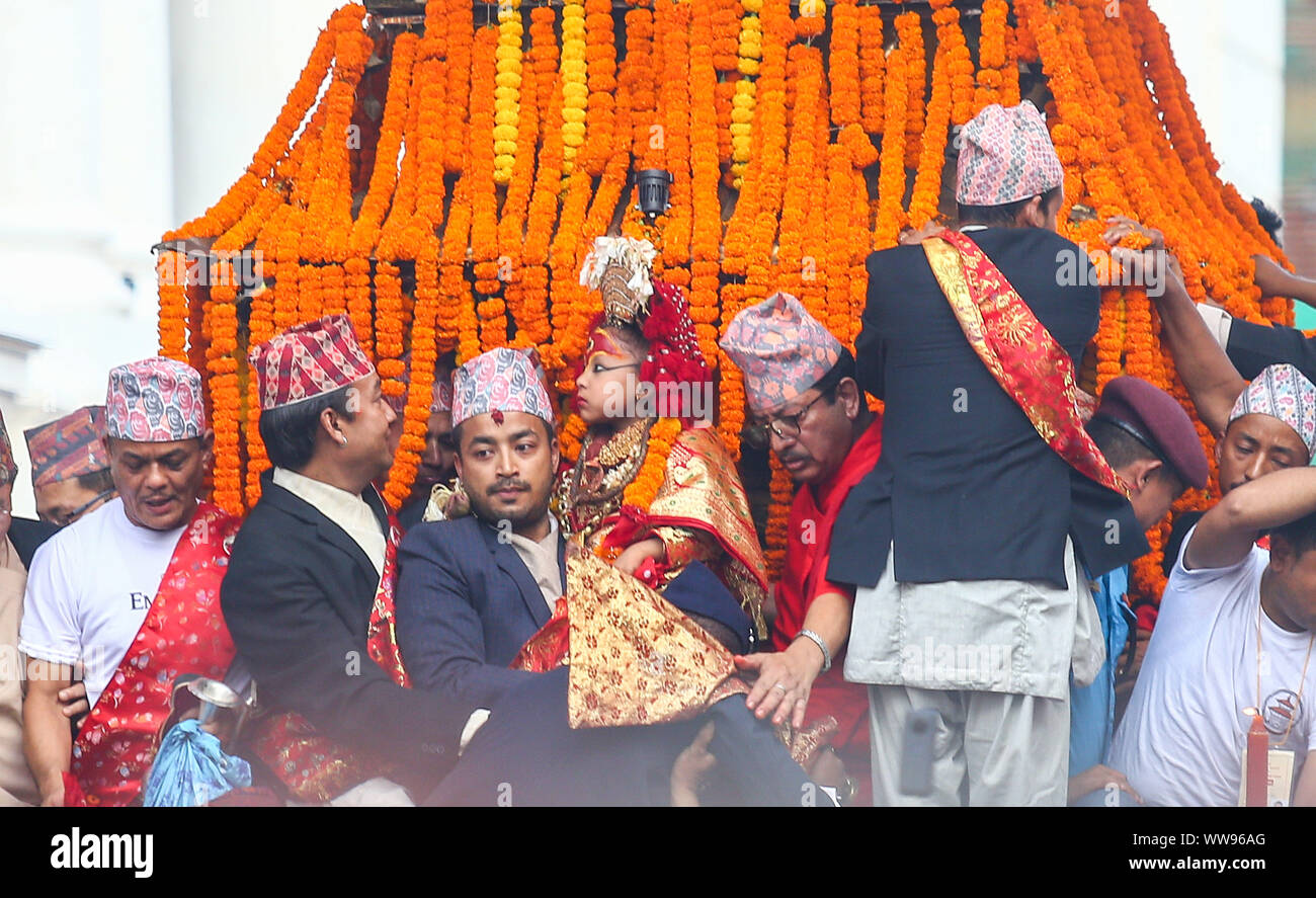 Kathmandu, Nepal. 13 Sep, 2019. Lebende Göttin Kumari auf einem Wagen durchgeführt während der wichtigsten Tag des Indra Jatra Festival. Leute über dem Land besuchten das 8-tägige Festival, das gefeiert wird, Indra, der König der Götter und Gott des Regens zu Ehren. Während des Festivals der lebenden Göttin ist rund um die Stadt in dem Wagen in einer religiösen Prozession durch Teile der Hauptstadt von Nepalischen Hindus und Buddhisten. Das Festival markiert auch das Ende der Monsun. Credit: SOPA Images Limited/Alamy leben Nachrichten Stockfoto