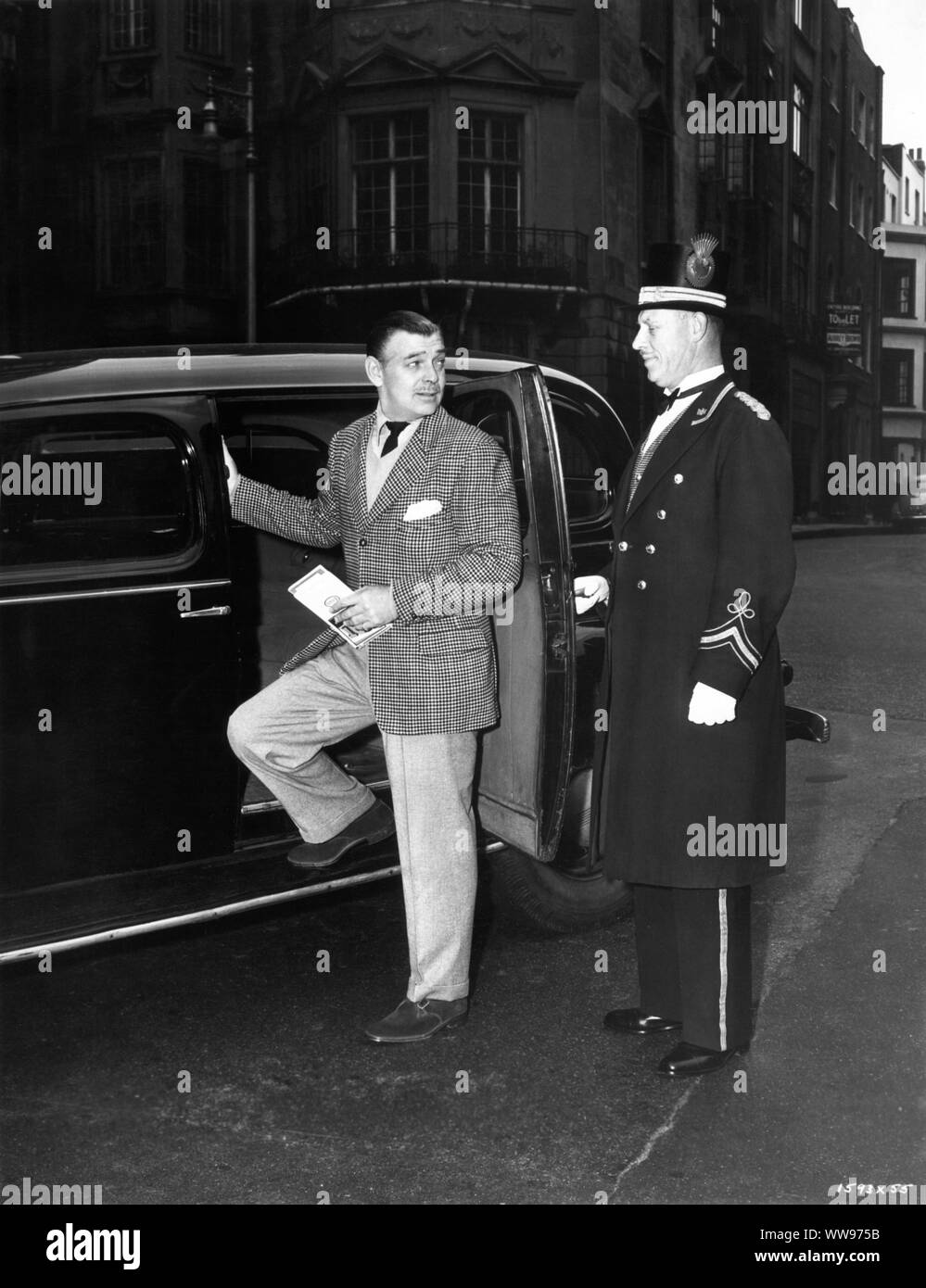 CLARK GABLE nimmt ein Taxi außerhalb Dorchester Hotel in London England Sommer 1952 während der Dreharbeiten NEVER LET ME GO veröffentlicht 1953 Metro Goldwyn Mayer Stockfoto