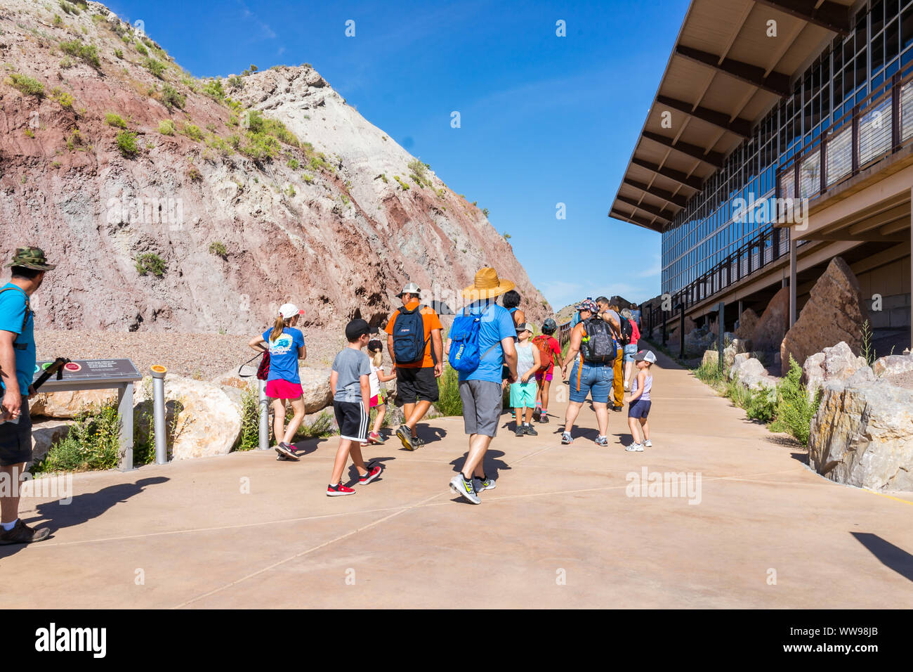 Jensen, USA - Juli 23, 2019: Außen Steinbruch Besucherzentrum Ausstellungshalle im Dinosaur National Monument Park mit Menschen Reisegruppe wandern in Utah Stockfoto