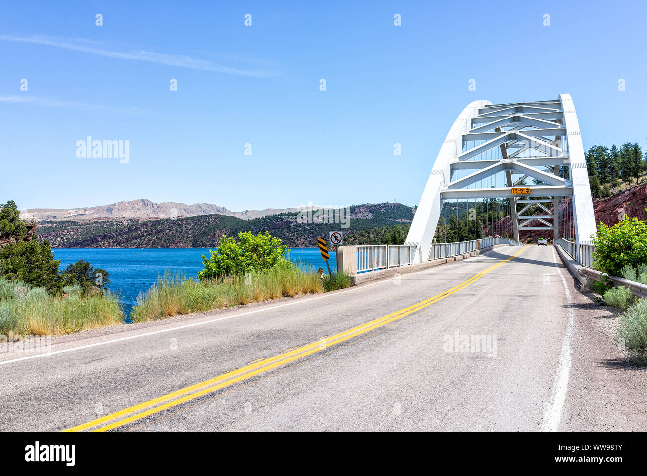 Niederländische John, USA - 23. Juli 2019: Straße mit Flaming Gorge Reservoir Brücke mit weißer Farbe und See Fluß mit blauer Farbe im Sommer in Utah National P Stockfoto