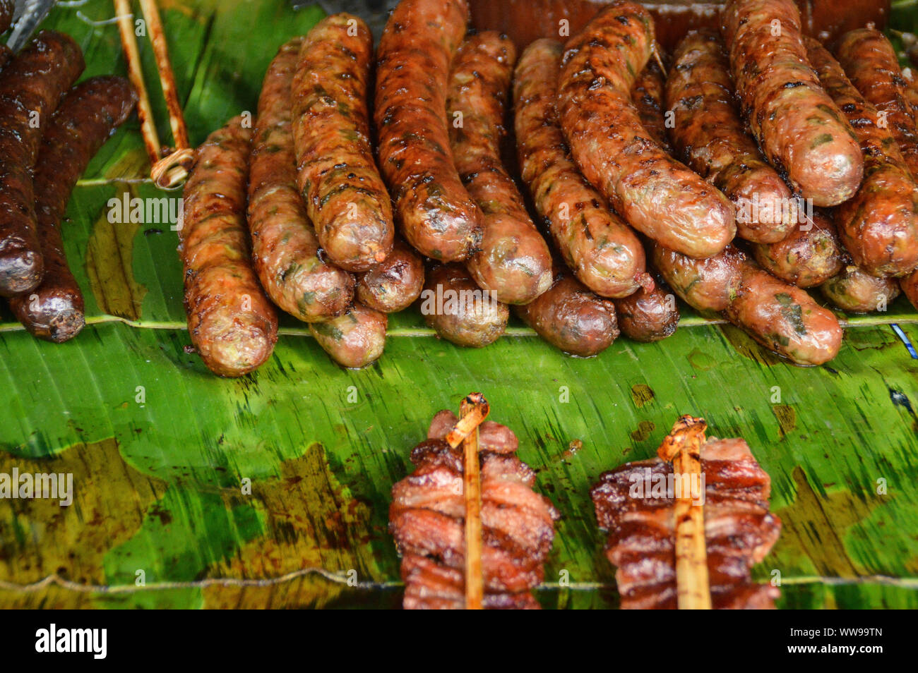 Lao Wurst oder Sou oa, gegrilltes Huhn oder Ping Gai, und Lao Grill oder Sindad als traditionelle Street Food in der Luang Prabang Morgen verkauft Stockfoto