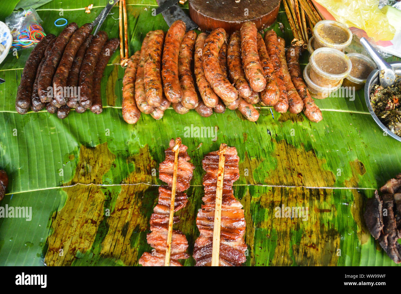 Lao Wurst oder Sou oa, gegrilltes Huhn oder Ping Gai, und Lao Grill oder Sindad als traditionelle Street Food in der Luang Prabang Morgen verkauft Stockfoto