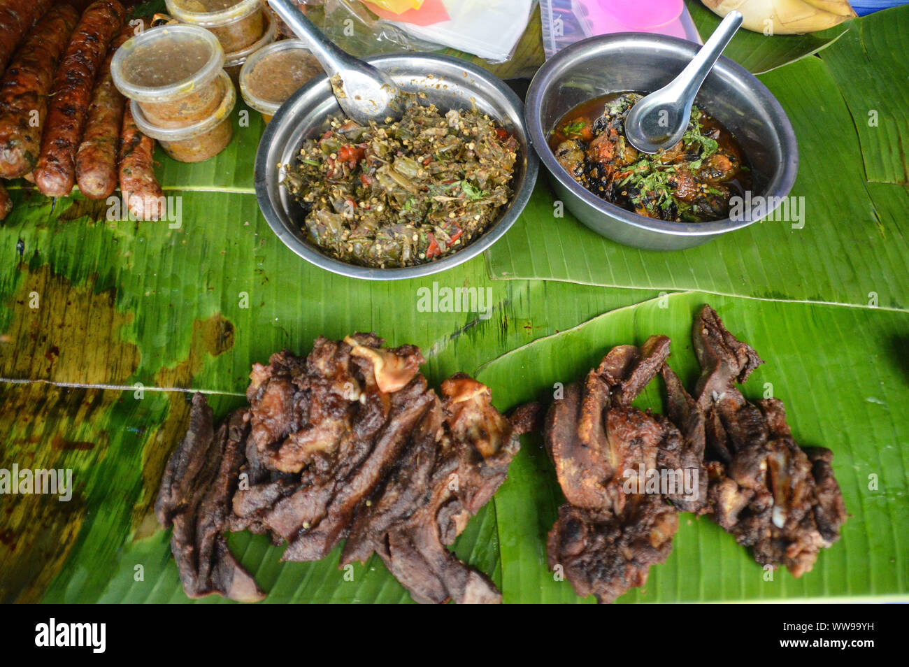 Lao Wurst oder Sou oa, gegrilltes Huhn oder Ping Gai, und Lao Grill oder Sindad als traditionelle Street Food in der Luang Prabang Morgen verkauft Stockfoto