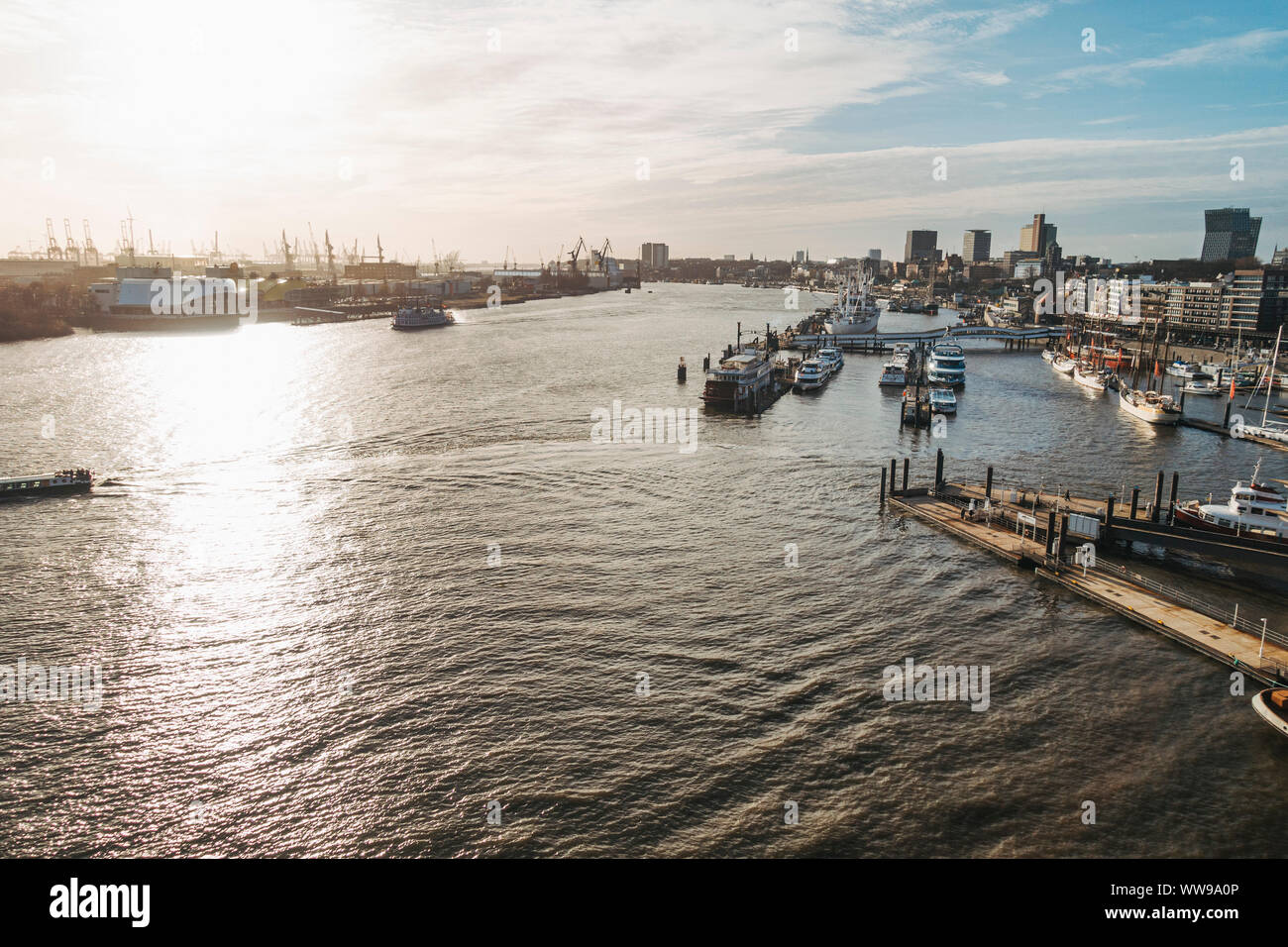Mit Blick auf die Elbe, Norderelbe (Norden), Hamburger Hafen, Deutschland als Schiffe durch die in der späten Nachmittagssonne drift Stockfoto