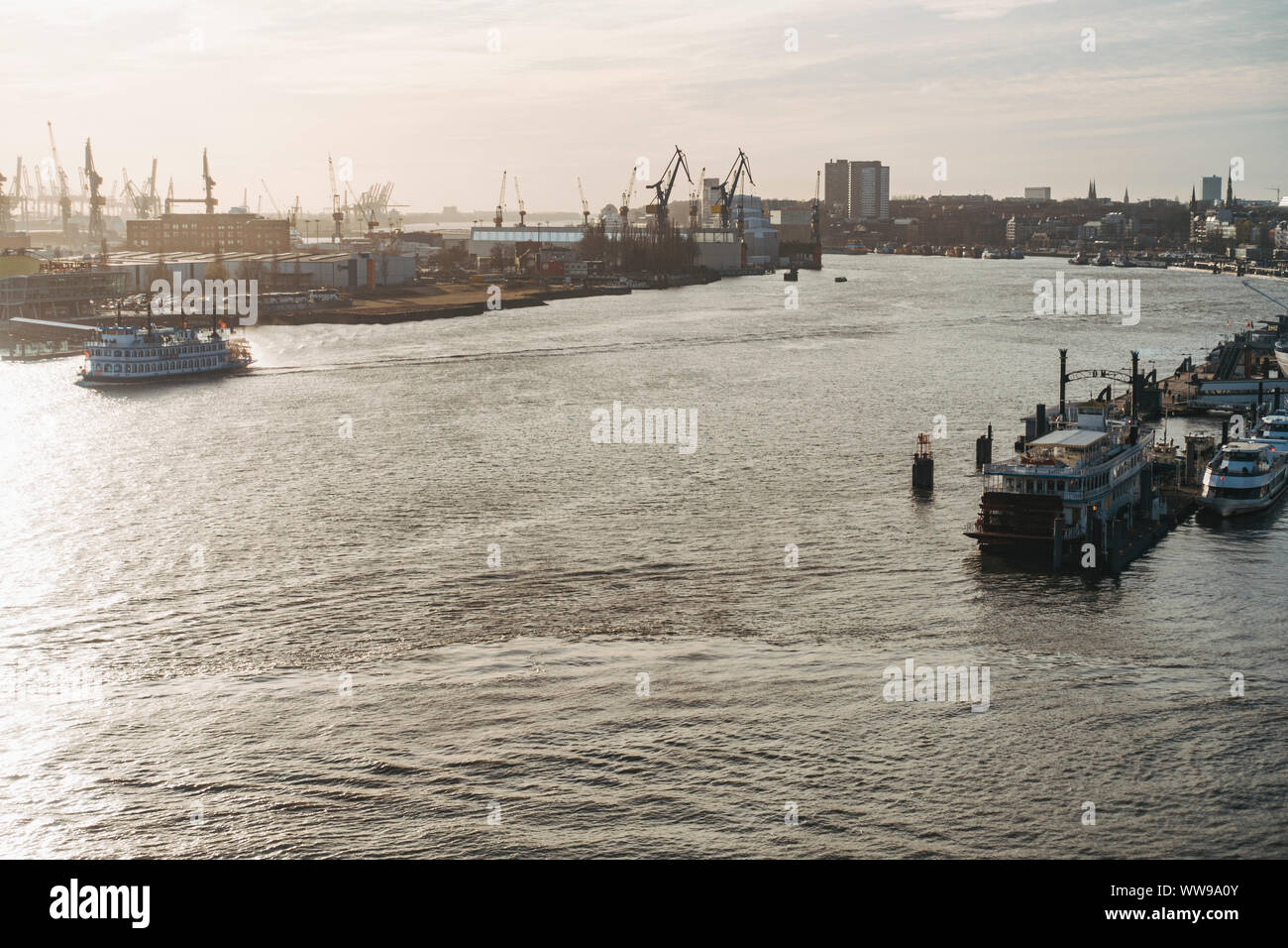 Mit Blick auf die Elbe, Norderelbe (Norden), Hamburger Hafen, Deutschland als Schiffe durch die in der späten Nachmittagssonne drift Stockfoto