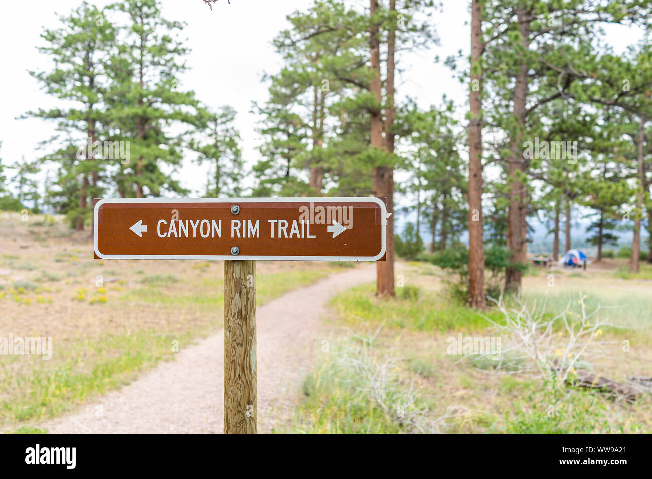 Canyon Rim Trail mit Richtungsinformation anmelden Flaming Gorge Utah National Park Stockfoto