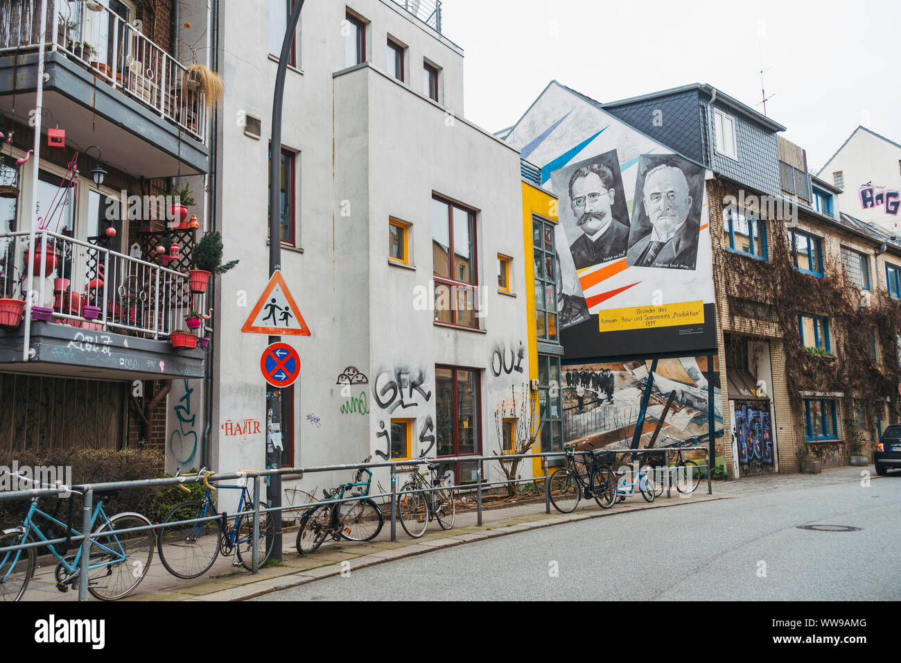 Street Art und verkettete Fahrräder die suburban Straßen von Altona, Hamburg, in einer ruhigen grauen Winter morgen Stockfoto