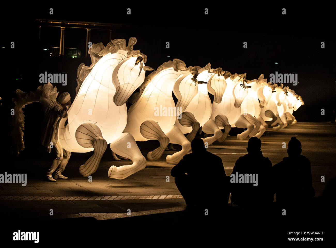 Aufblasbare leuchtende weiße Pferde während Kunst FierS einen Cheval an der denkmalgeschützten Piece Hall, in Halifax, Yorkshire. Stockfoto