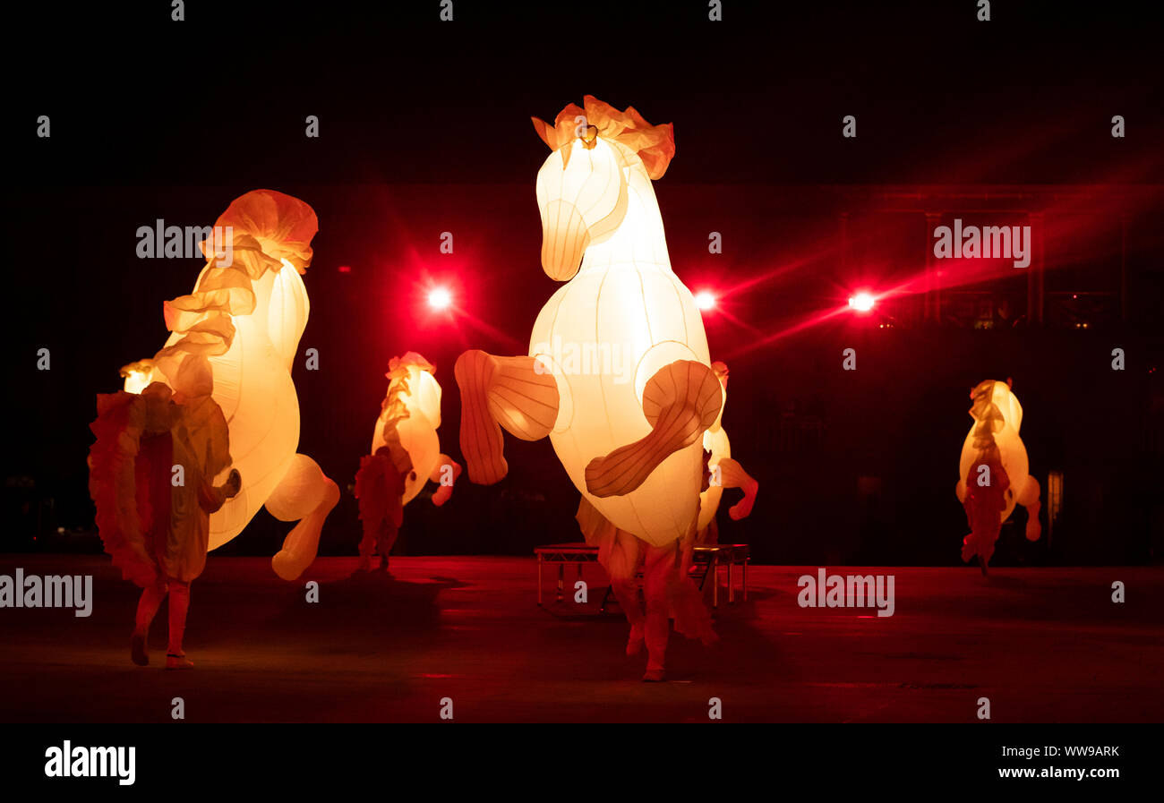 Aufblasbare leuchtende weiße Pferde während Kunst FierS einen Cheval an der denkmalgeschützten Piece Hall, in Halifax, Yorkshire. Stockfoto