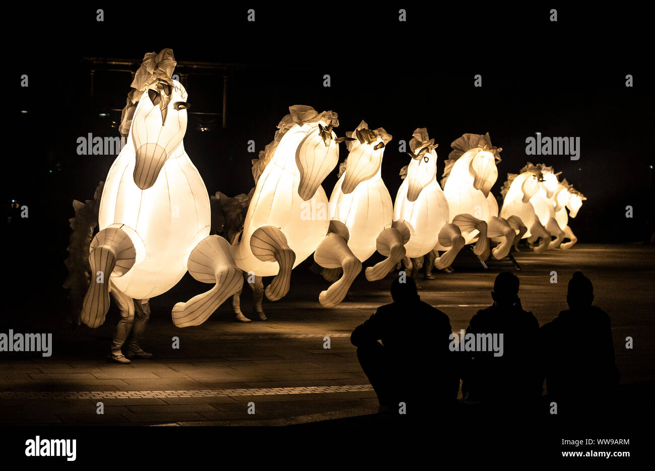 Aufblasbare leuchtende weiße Pferde während Kunst FierS einen Cheval an der denkmalgeschützten Piece Hall, in Halifax, Yorkshire. Stockfoto