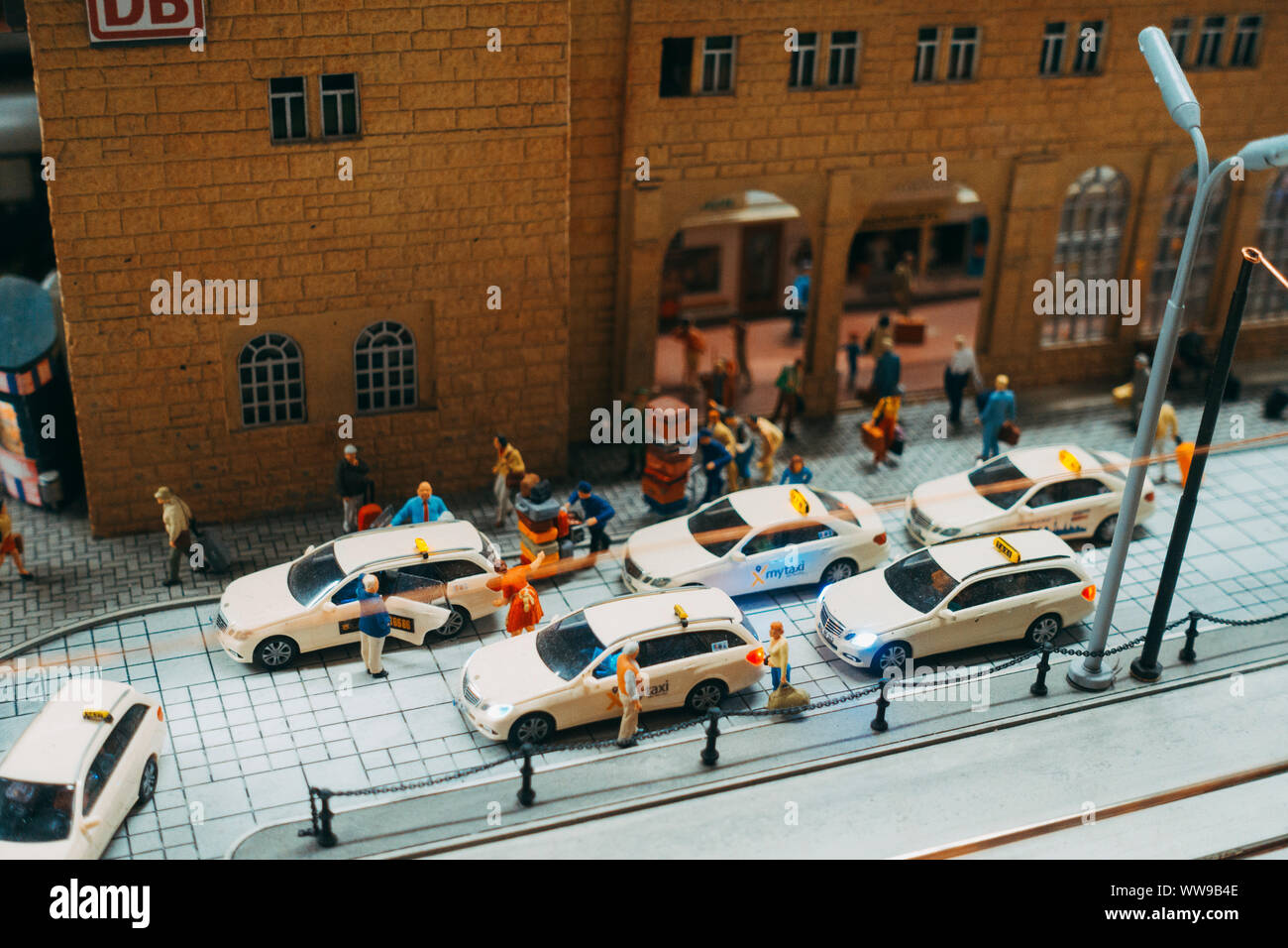 Miniatur Modell Taxis außerhalb eines miniaturisierten Hauptbahnhof Hamburg, Miniatur Wunderland, Hamburg, Deutschland Stockfoto