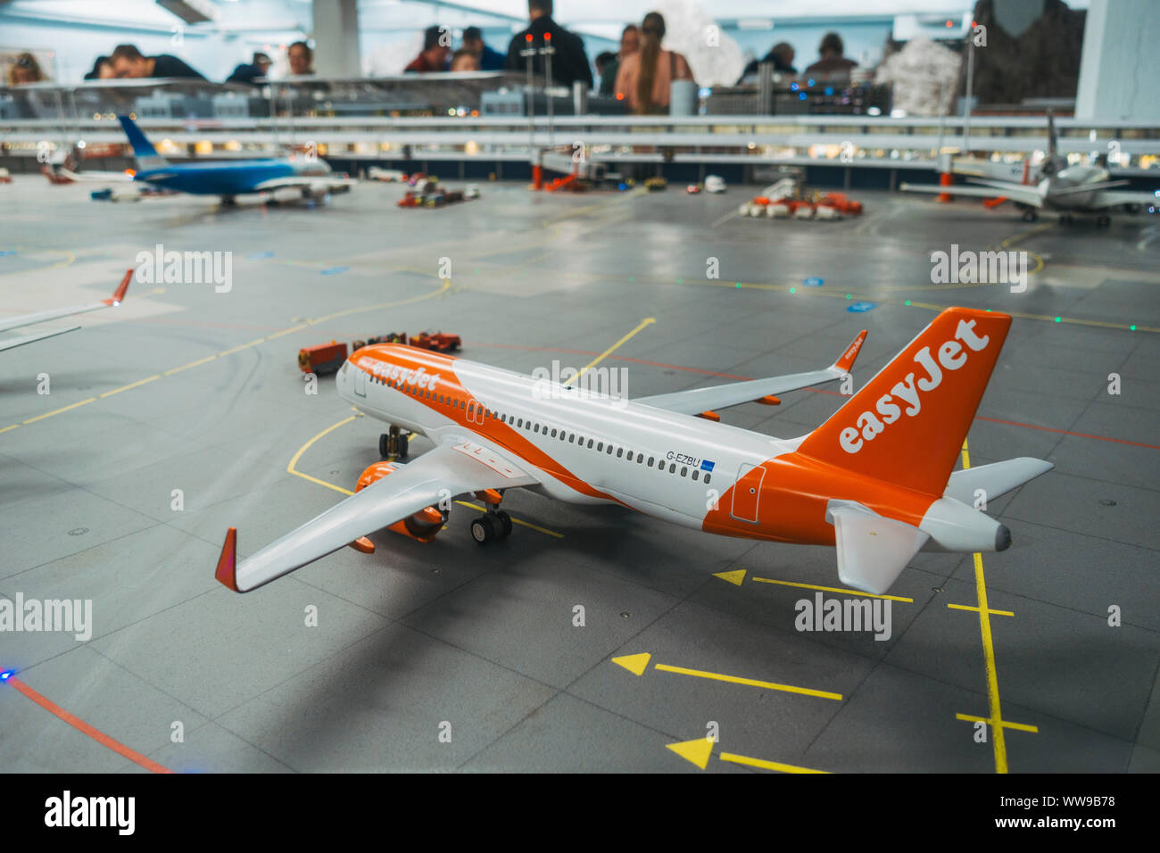 Ein Modell easyJet Airbus A320 sitzt auf dem Asphalt an der berühmten Knuffingen Airport im Miniatur Wunderland in Hamburg geparkt Stockfoto