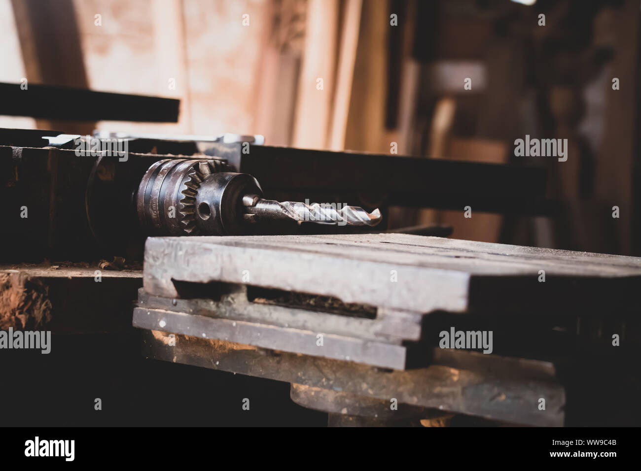 Tischler arbeiten mit Kreissäge Holzbearbeitungsmaschine in einer Zimmerei Stockfoto