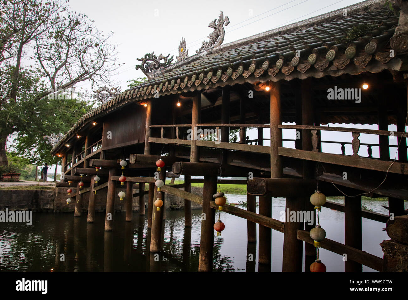 Filmkulisse der 244 Jahre alten Thanh Toan Brücke in Thanh Thuy Chanh Dorf in Hue, das als ein nationales gilt Das Erbe Vietnams Stockfoto