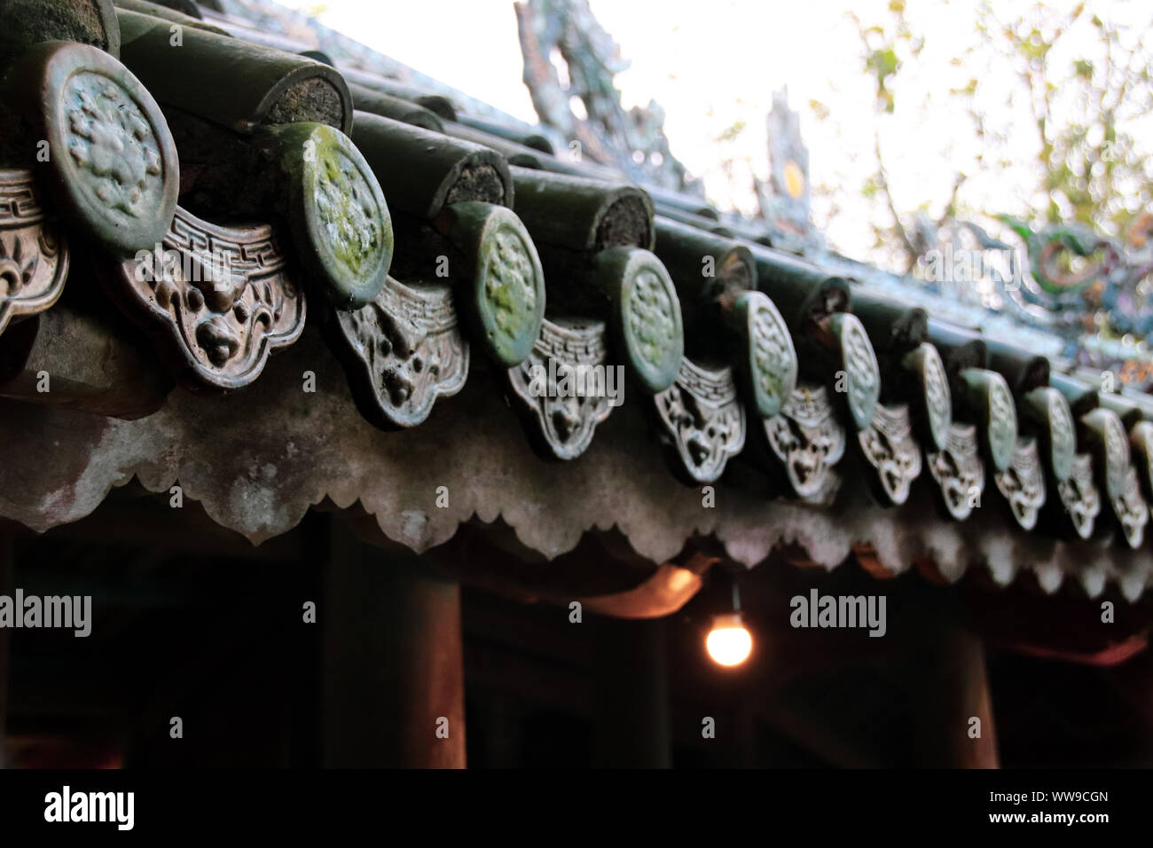 Nahaufnahme der 244 Jahre alten Thanh Toan Brücke in Thanh Thuy Chanh Dorf in Hue, das als ein nationales gilt Das Erbe Vietnams Stockfoto