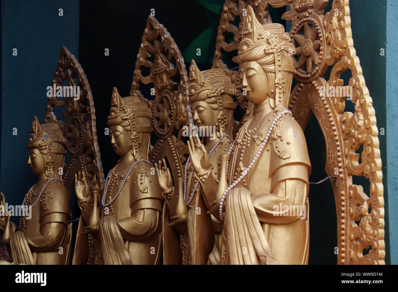Goldene Riesenstatuen in der Linh Phuoc Pagode oder Ve Chai Pagode in Da lat, Vietnam Stockfoto