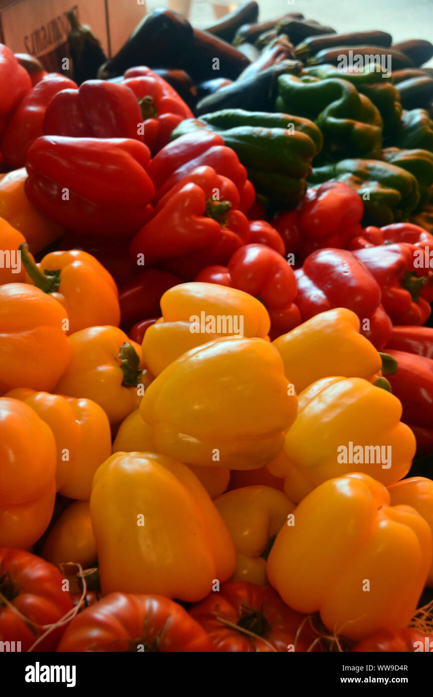 Bunte Paprika in Provinzmarkt von überdachten Markt, Cannes, Frankreich, EU Stockfoto