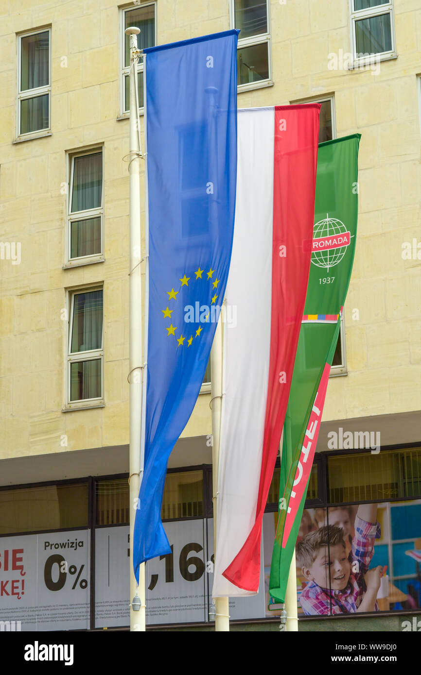Die Flagge der Europäischen Union, die die Flagge Polens und der Flagge eines kommerziellen Unternehmens im Zentrum von Warschau: Warschau, Polen - 04. September 2019 Stockfoto
