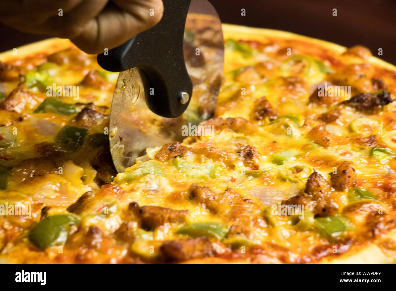 Pan Pizza schneiden Seite Nahaufnahme mit dunkelbraunem Holz Stockfoto