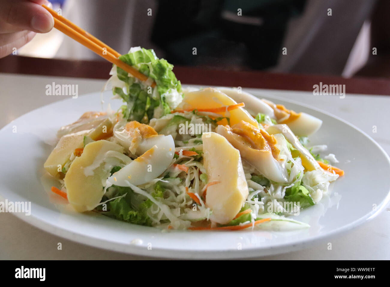 Essen Kartoffeln und ei Salat als Teil der keto Diät Stockfoto
