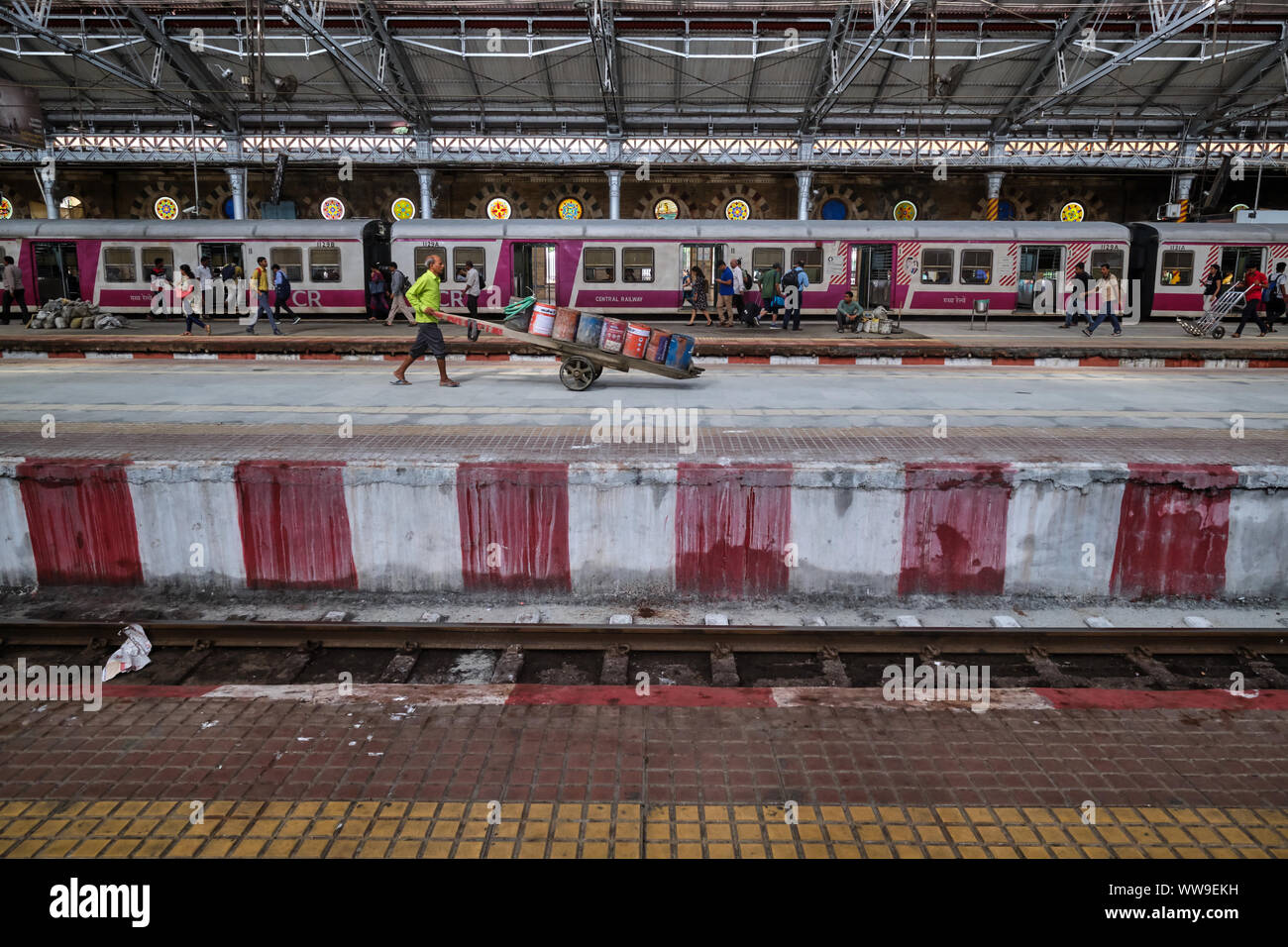 Ein Blick über den Bahnsteigen an Chhatrapati Shivaji Maharaj Terminus (Csmt) in Mumbai, Indien, in einer relativ freien Sonntag morgen Beifahrerseite Stockfoto