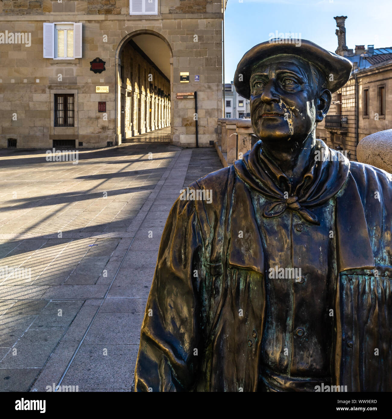 Celedon Farbigen Statue In Virgen Blanca Tjeukemeer Vitoria Gasteiz Alava Baskenland Spanien Stockfotografie Alamy