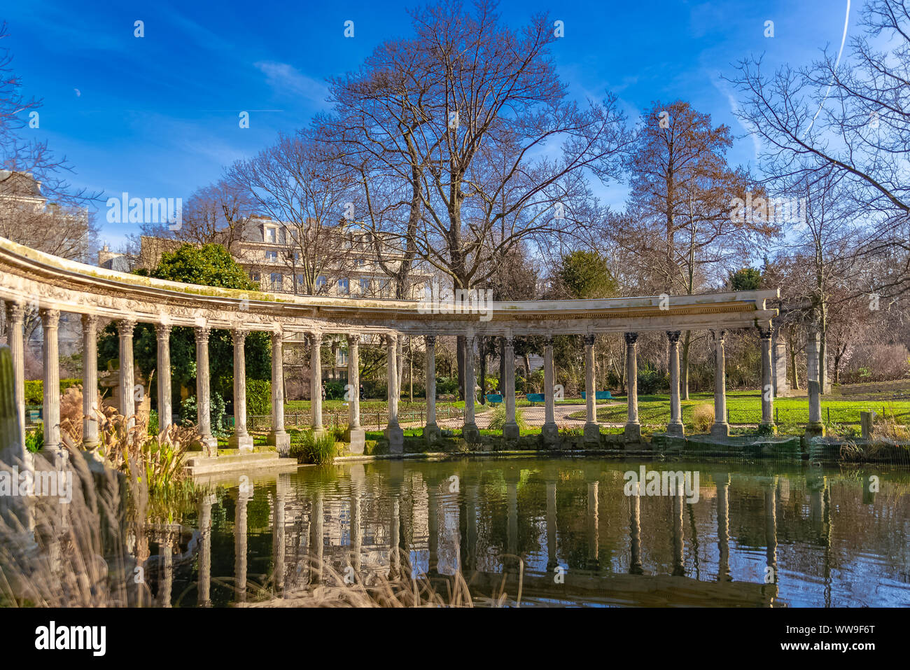 Paris, die schöne Parc Monceau, öffentlichen Garten, mit typischen Gebäude im Hintergrund Stockfoto