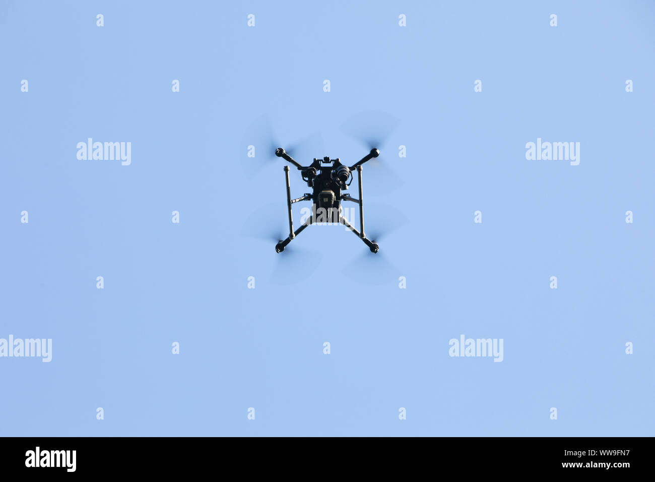 Drone Flug in der Landschaft - Kommerzielle Drone Operation Stockfoto