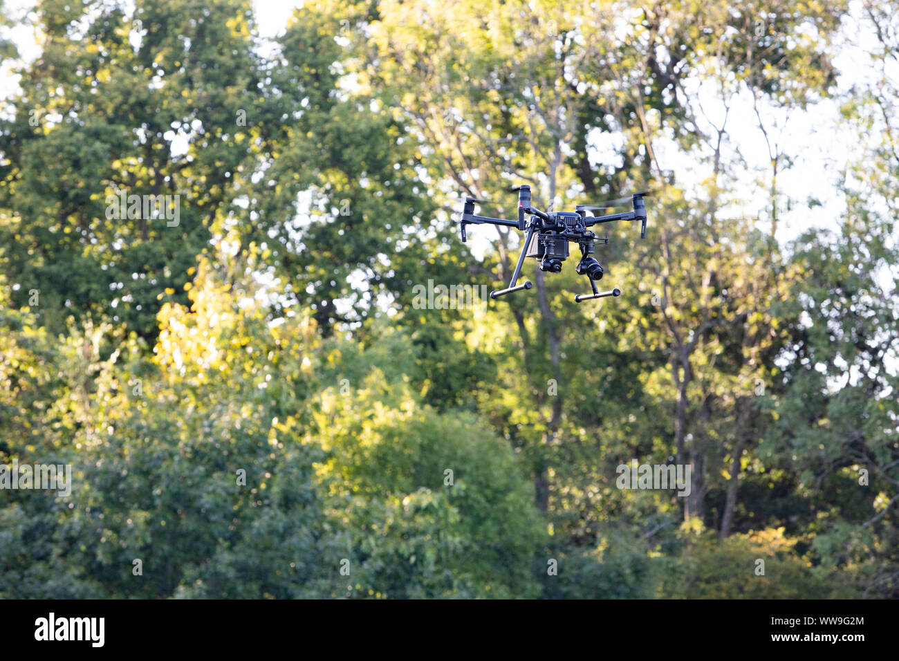 Drone Flug in der Landschaft - Kommerzielle Drone Operation Stockfoto
