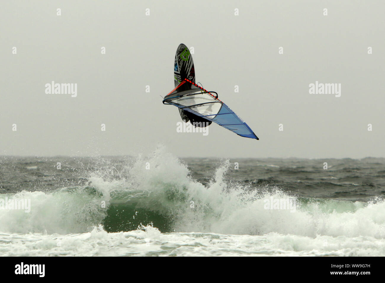 Robert Hagan aus Belfast Tests die Wellen an Keel Strand in Achill Island, County Mayo, Irland, Donnerstag, 22. August 2019. Winde für über 25 mph sind für den Westen Irlands Prognose wie der Süden von England bereitet sich für Bank Holiday Hitzewelle. Foto/Paul McErlane Stockfoto