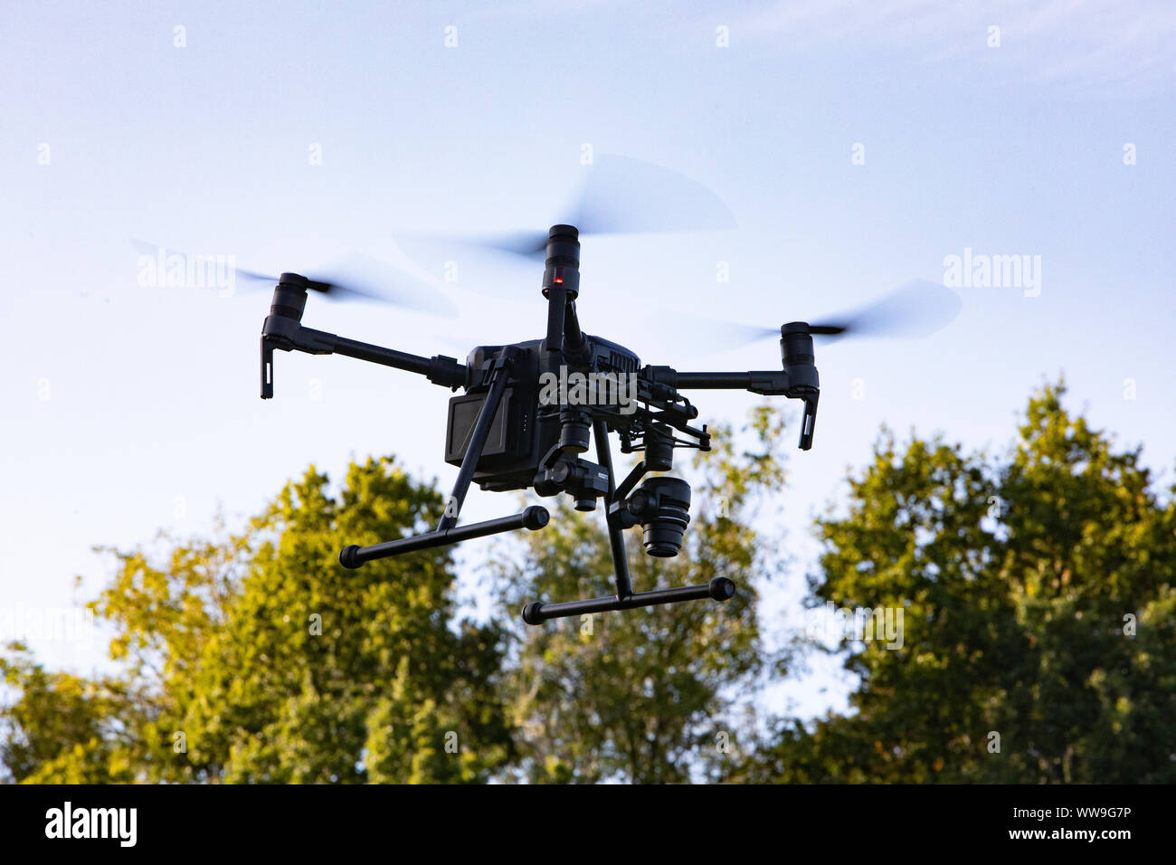 Drone Flug in der Landschaft - Kommerzielle Drone Operation Stockfoto